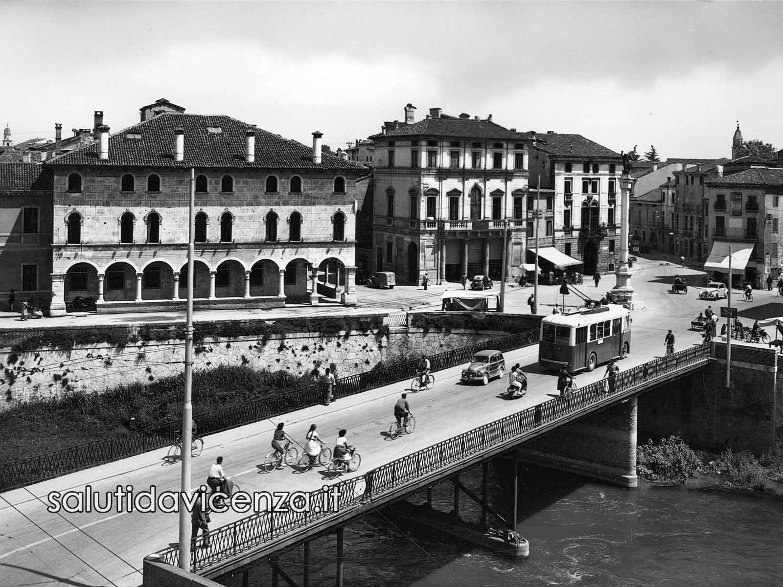 Ponte degli Angeli a Vicenza in una cartolina postale dei primi anni cinquanta