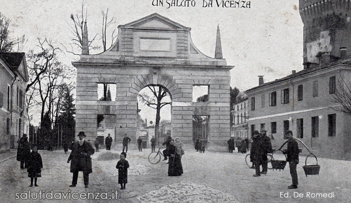 Arco del Revese o di Campo Marzio in una cartolina d'epoca