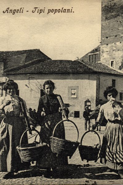 Contadine di ritorno dal mercato di Vicenza in posa sul Ponte degli Angeli