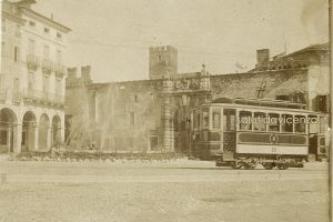 Passaggio del tram in Piazza Matteotti, Teatro Olimpico del Palladio. Antica cartolina.