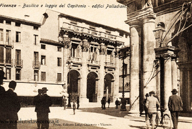 Piazza dei Signori da Piazzetta Palladio. La loggia del Capitanio e i vecchi edifici del bar Garibaldi Piazza dei Signori con loggia del Capitanio