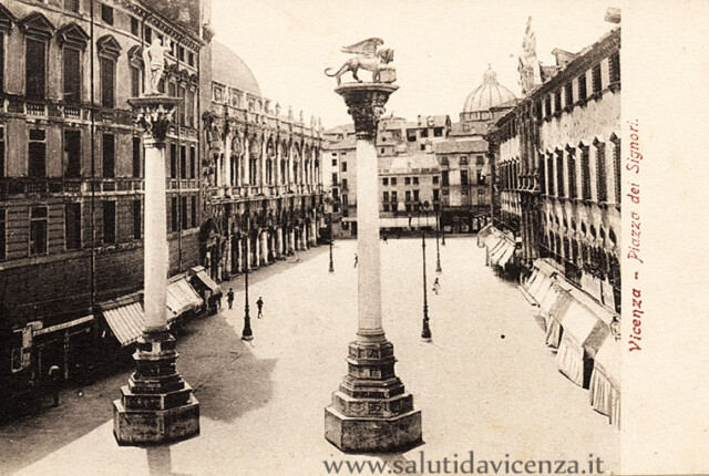 Panorama di Piazza dei Signori con le colonne. Ed F. Casarotto Piazza dei Signori e Colonne della Repubblica di Venezia