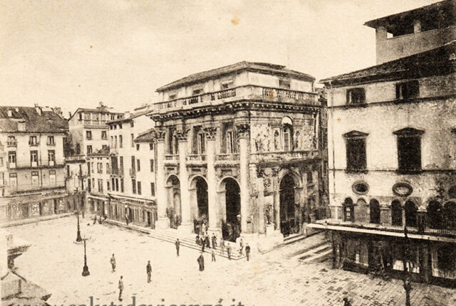 Cartolina del primo 900 con Loggia del Capitanio ed edifici del Bar Garibaldi. Ed. G. Corrà Piazza dei Signori e loggia del Capitanio