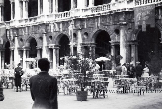 Esposizione in Basilica Palladiana, Piazza dei Signori dettaglio di Piazza dei Signori e Basilica Palladiana - anni '50
