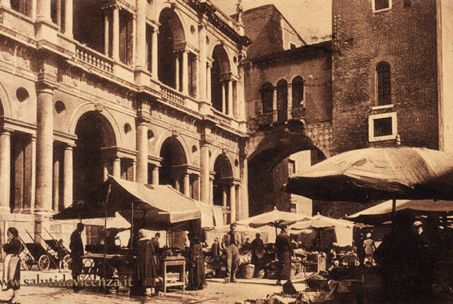Tipico mercato degli ortaggi in Piazza delle Erbe nel secondo dopo guerra Vicenza - Piazza delle Erbe con il mercato. Anni 40