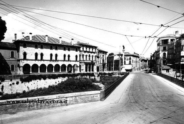Dettaglio della rete aerea del filobus, anonimo 1950 Ponte degli Angeli con rete per il filobus