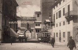 Porta Castello in una cartolina del 1918 Cartolina d'epoca di Porta Castello fotografata dalla piazza interna.