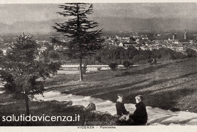 Panorama di Vicenza dal Monte Berico Panorama di Vicenza con bambini in primo piano.
