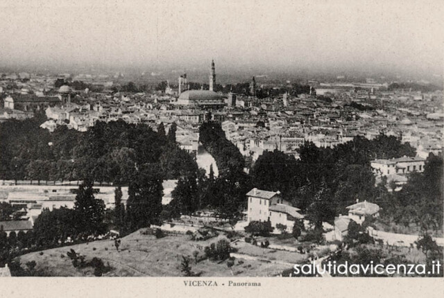Panorama dal viale Dante, Monte Berico Panorama di Vicenza da viale X Giugno. Cartolina d'epoca del primo '900.