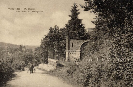 Arcugnano, nei pressi di Villa Pasini Strada che collega Monte Berico - Vicenza ad Arcugnano, nei pressi di Villa Pasini. Cartolina d'epoca.