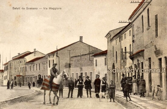 Sossano, Via Maggiore Cartolina d'epoca del comune di Sossano. Saluti dalla via Maggiore.