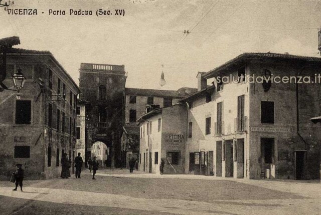 La scomparsa Porta Padova in una cartolina del 1908