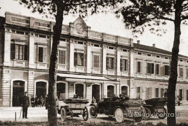 Servizio auto sul piazzale della stazione ferroviaria. L'antica stazione ferroviaria di Vicenza in una cartolina d'epoca