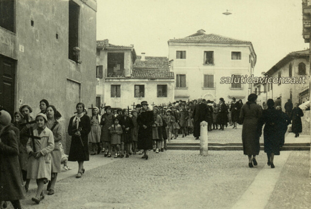 Missione penitenziale dei fanciulli, ponte San Michele (1930 circa) Foto cartolina della "Missione penitenziale dei fanciulli" a Vicenza, ponte San Michele