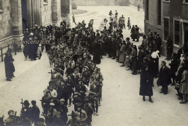 Processione del Venerdì Santo (1930 circa) Duomo di Vicenza Venerdì Santo che precede la Pasqua in una rara cartolina da collezione