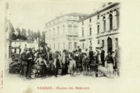 Folla gremita per il mercato in Piazza Castello Piazza Castello di Vicenza in una rara cartolina d'epoca