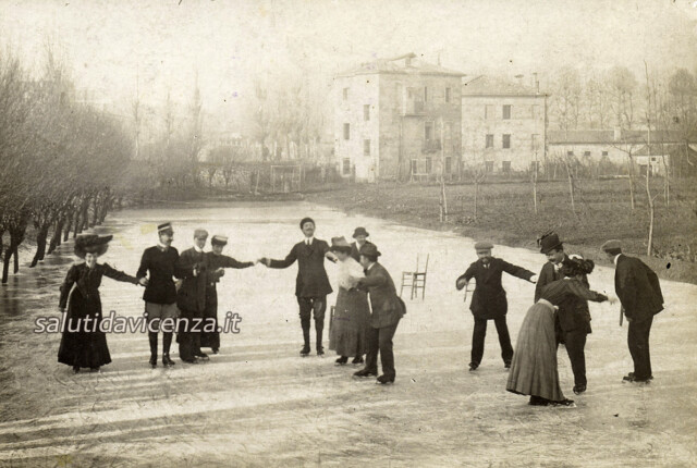 Pattinatori sul ghiaccio in Via X Martiri, Vicenza, 1918