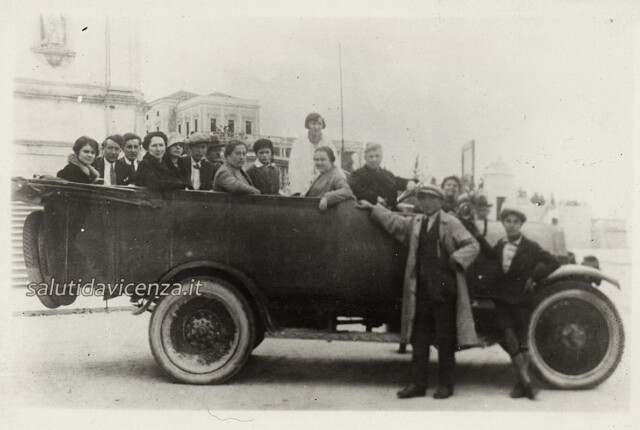 Ricordo della visita al Santuario di Monte Berico, 1920 circa Il primo torpedone di Vicenza trasporta i pellegrini al Santuario di Monte Berico.
