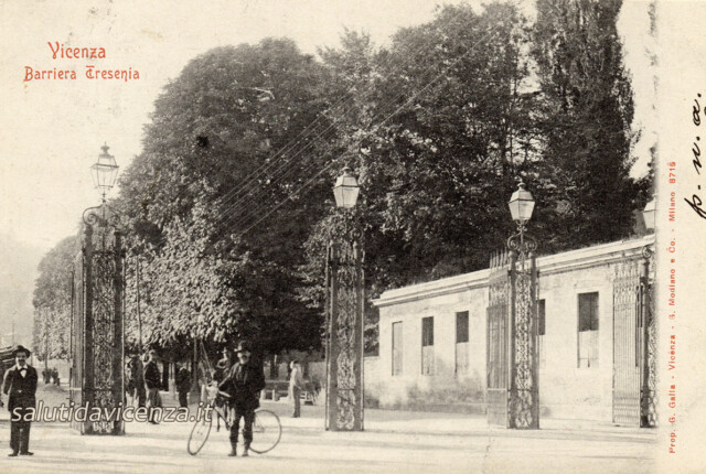 L'alta barriera daziaria eretta nei pressi del ponte Furo in una cartolina dell'editore Galla. Barriera Eretenia a Vicenza. Cartolina da collezione del primo Novecento