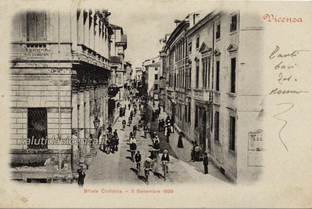 Cartolina ricordo dell'evento sportivo del settembre 1899, lungo Corso Palladio. Rare e antiche cartoline da collezione di Vicenza. Sfilata ciclistica di fine Ottocento.