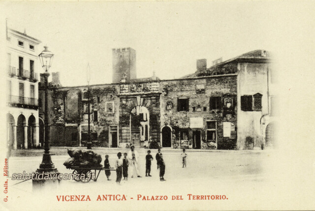 Ingresso ai giardini dell'Olimpico e al Palazzo del Territorio. Cartoline da collezione di Vicenza. Ingresso al Teatro Olimpico, opera del Palladio