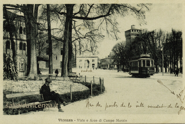 Rara cartolina da collezione di Viale Roma, spedita da un militare francese. Il viale della Stazione Ferroviaria di Vicenza e l'arco di Campo Marzo.