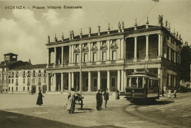 L'arrivo del tram in Piazza Vittorio Emanuele (oggi Matteotti). Cartoline da collezione, un saluto da Vicenza. Palazzo Chiericati