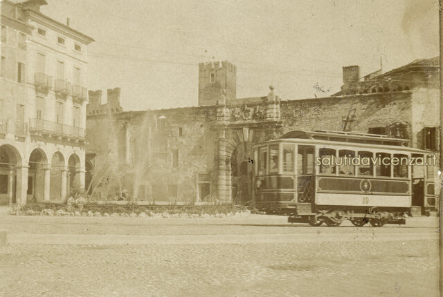Inedita foto cartolina dell'ingresso al Teatro Olimpico, 1910 Passaggio del tram in Piazza Matteotti, Teatro Olimpico del Palladio. Antica cartolina.