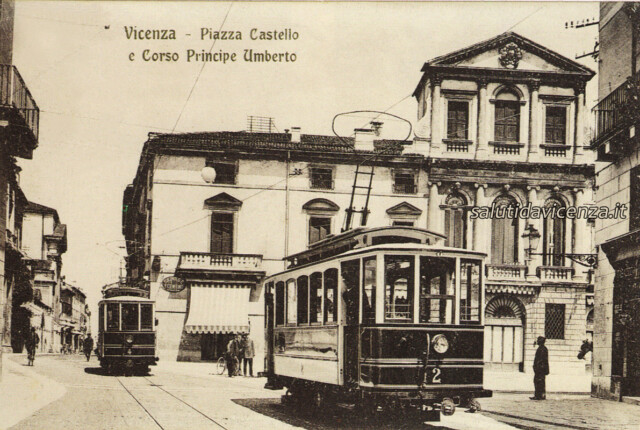 Incrocio dei tram all'uscita del Corso Principe Umberto (oggi Corso Palladio). Cartolina antica del tram in piazza Castello a Vicenza