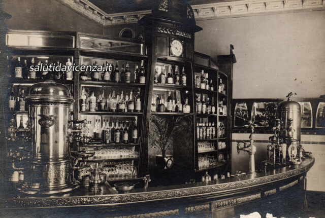 Interno Bar Italia, piazza Castello, anni trenta Rara foto cartolina del banco del Bar Italia, in piazza Castello a Vicenza