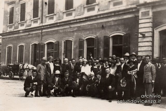 Foto ricordo sul piazzale della vecchia stazione ferroviaria, 1930 circa Gruppo in posa di fronte alla vecchia stazione dei treni di Vicenza