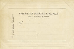 In questa cartolina del primo Novecento è presente una cornice in rilievo, realizzata con una matrice rettangolare pressata sul verso. Cartolina postale italiana di inizio Novecento
