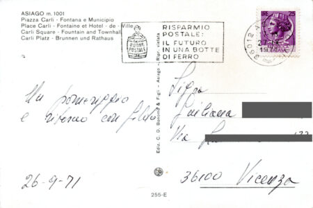 Il verso della cartolina si arricchisce di nuovi elementi e compaiono le traduzioni dei luoghi in altre lingue. Simpatico e originale il timbro e la massima dedicata al "buono postale". Cartolina postale moderna anni Settanta